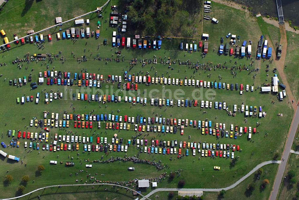 Luftbild Magdeburg - Blick auf die Ausstellungsfläche der 8. OMMMA 2006, der Ostmobilmeeting in Magdeburgs Elbauenpark