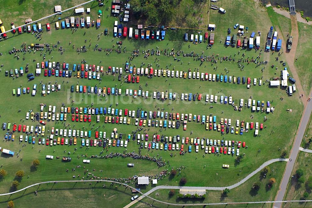 Magdeburg von oben - Blick auf die Ausstellungsfläche der 8. OMMMA 2006, der Ostmobilmeeting in Magdeburgs Elbauenpark