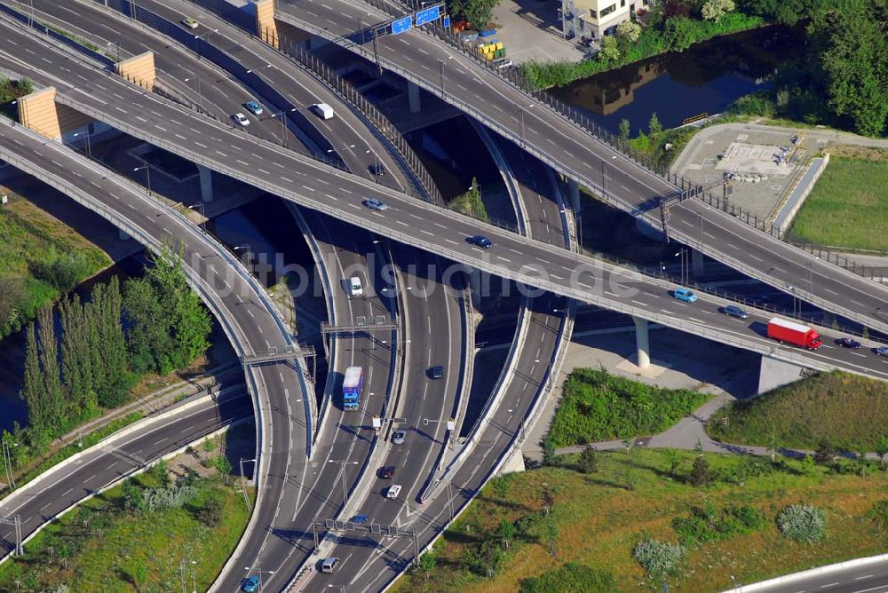 Luftbild Berlin - Blick auf das Autobahndreieck in Berlin-Neukölln