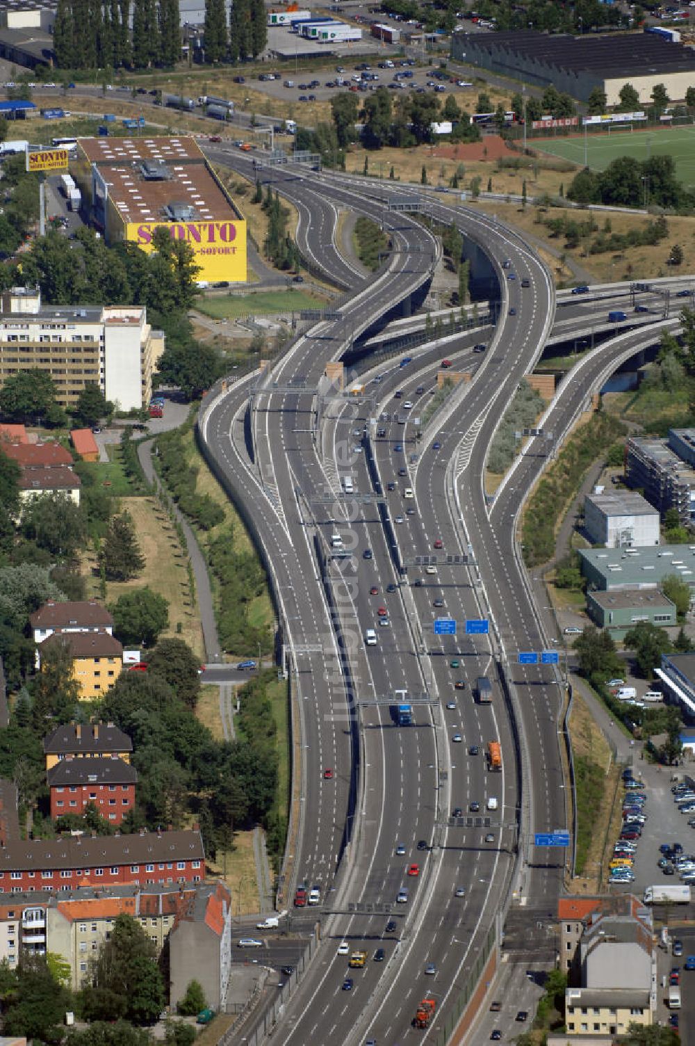 Berlin aus der Vogelperspektive: Blick auf das Autobahndreieck Berlin-Neukölln