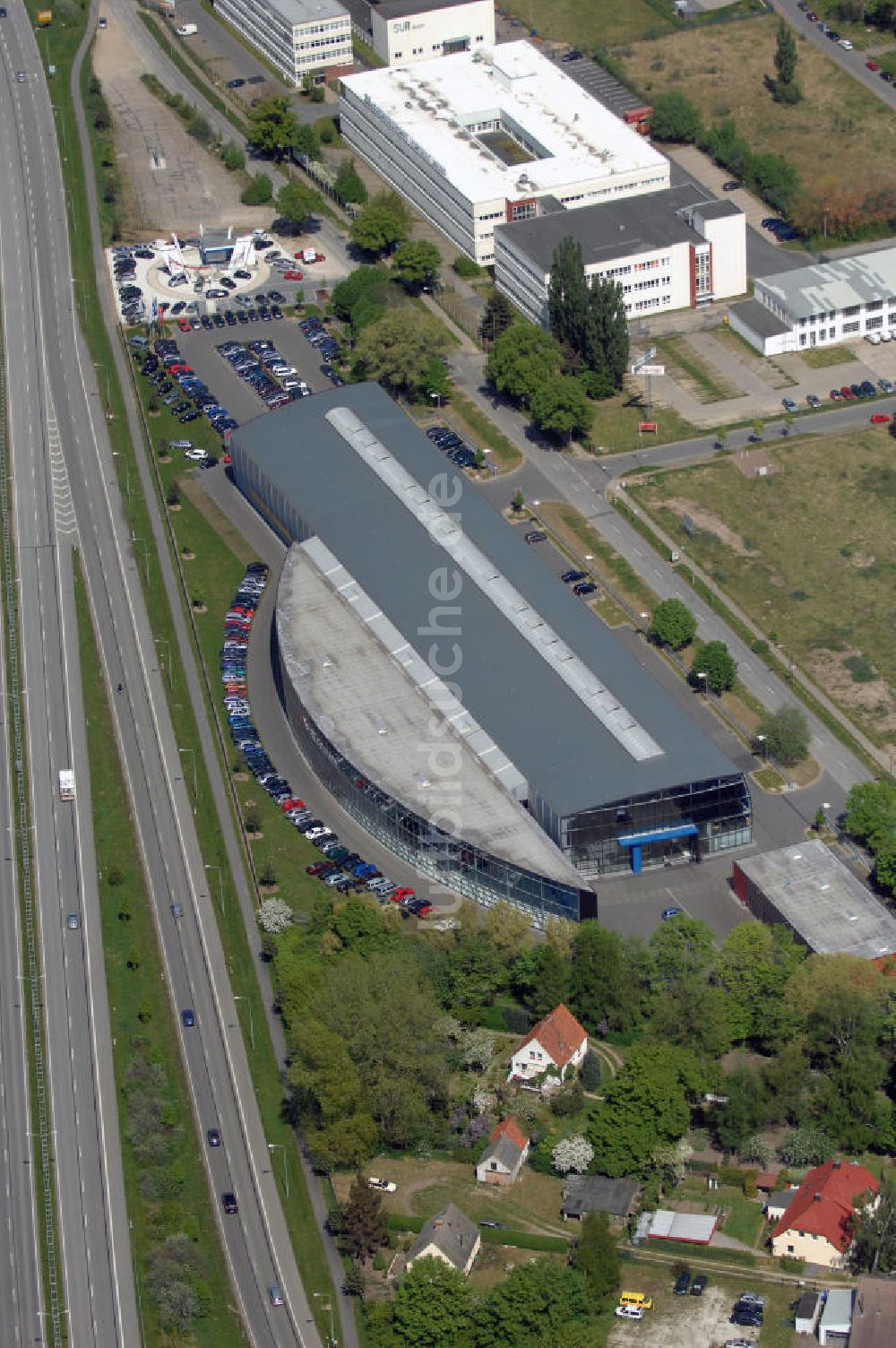 Luftbild Rostock - Blick auf ein Autohaus in Rostock Reutershagen