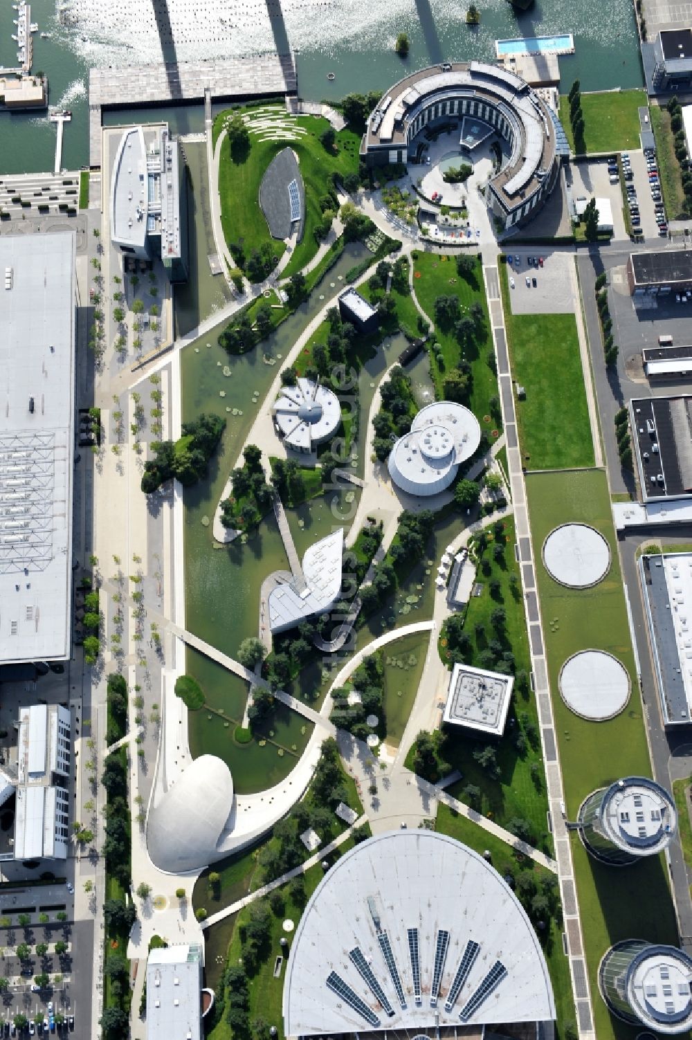 Luftaufnahme Wolfsburg - Blick auf die Autostadt Wolfsburg im Bundesland Niedersachsen