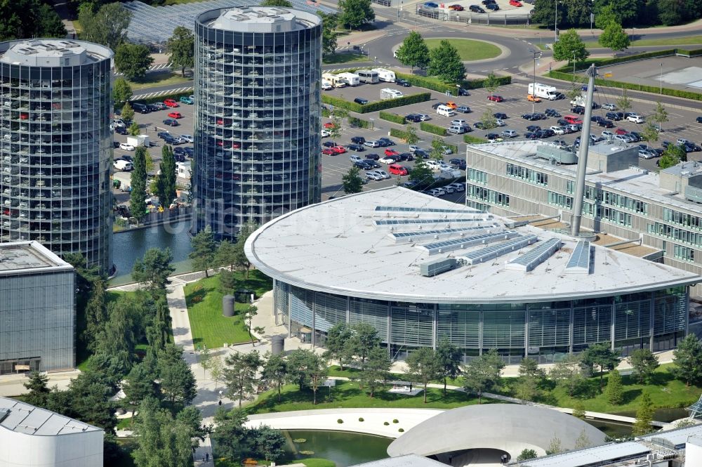 Luftaufnahme Wolfsburg - Blick auf die Autostadt Wolfsburg im Bundesland Niedersachsen