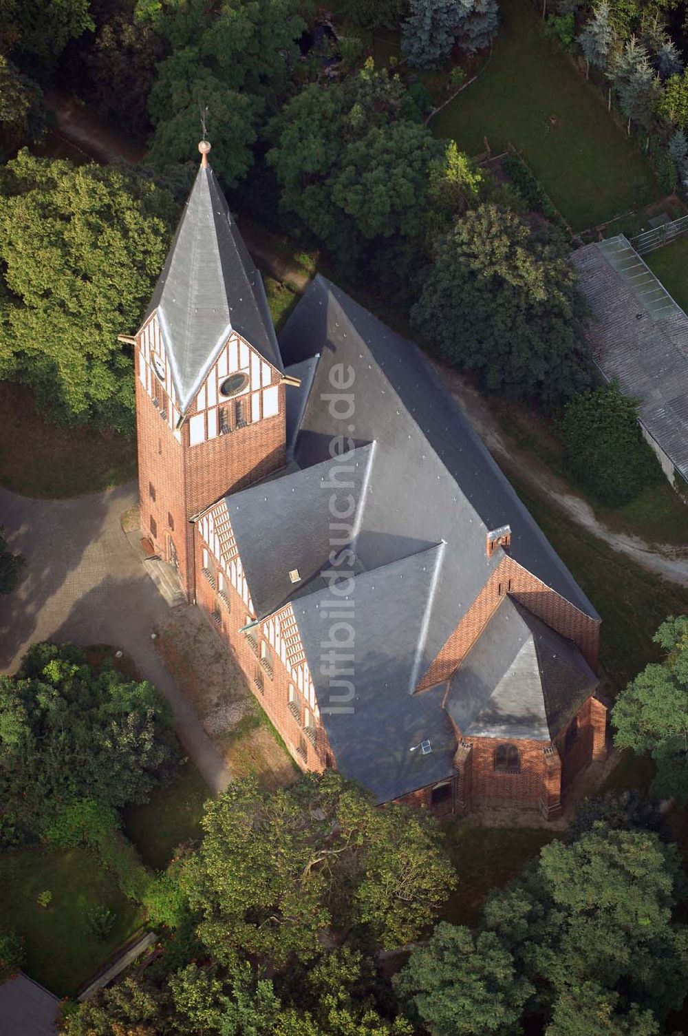 Luftaufnahme Altenplathow (Genthin) - Blick auf den Backsteinbau der evangelische Kirche von Altenplathow