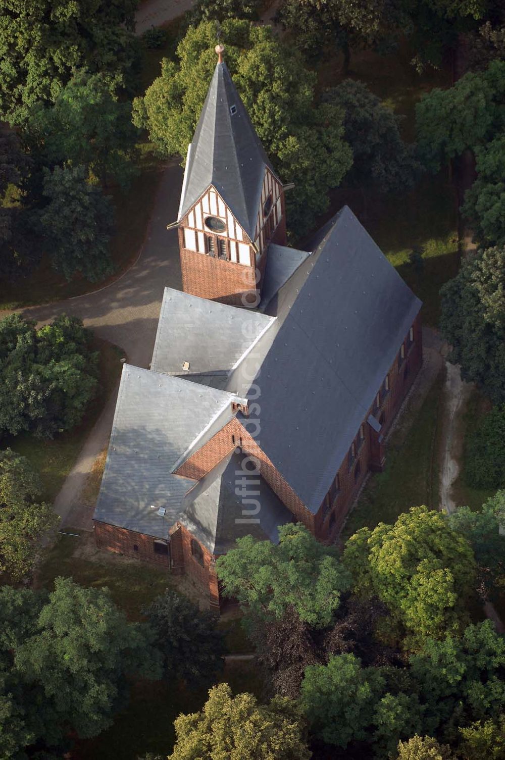 Luftbild Altenplathow (Genthin) - Blick auf den Backsteinbau der evangelische Kirche von Altenplathow