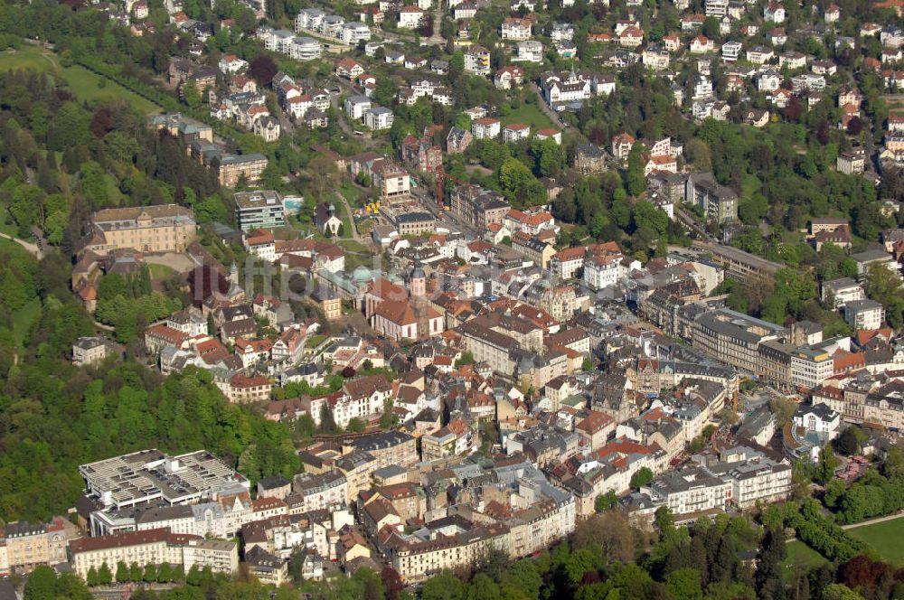 Luftaufnahme Baden-Baden - Blick auf Baden-Baden mit Altstadt, Stiftskirche und Neuem Schloss