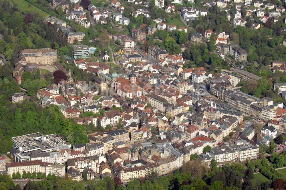 Baden-Baden von oben - Blick auf Baden-Baden mit Altstadt, Stiftskirche und Neuem Schloss