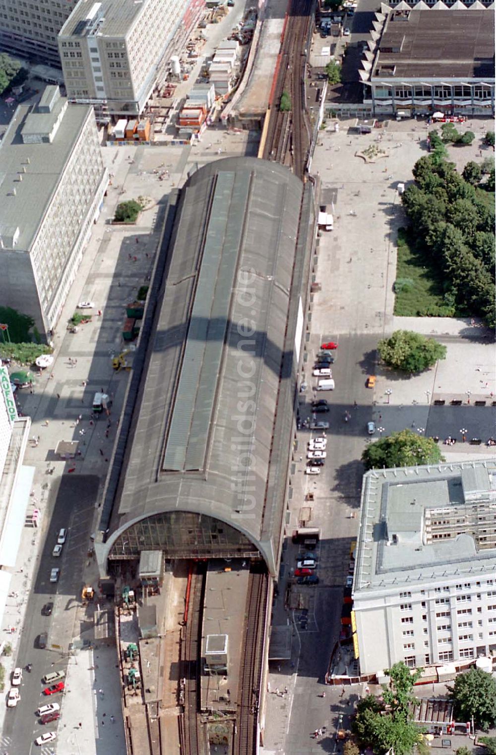 Berlin Mitte aus der Vogelperspektive: Blick auf den S--Bahnhof Alexanderplatz