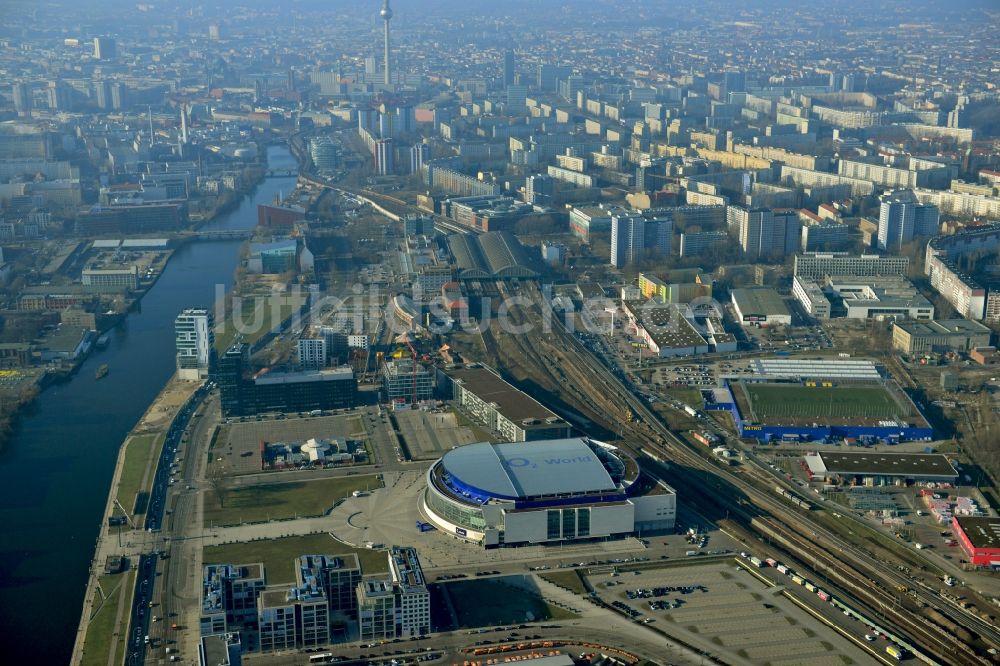 Berlin von oben - Blick auf den Bahnhof Berlin Ostbahnhof, die O2 World und das Gebäude von METRO Berlin