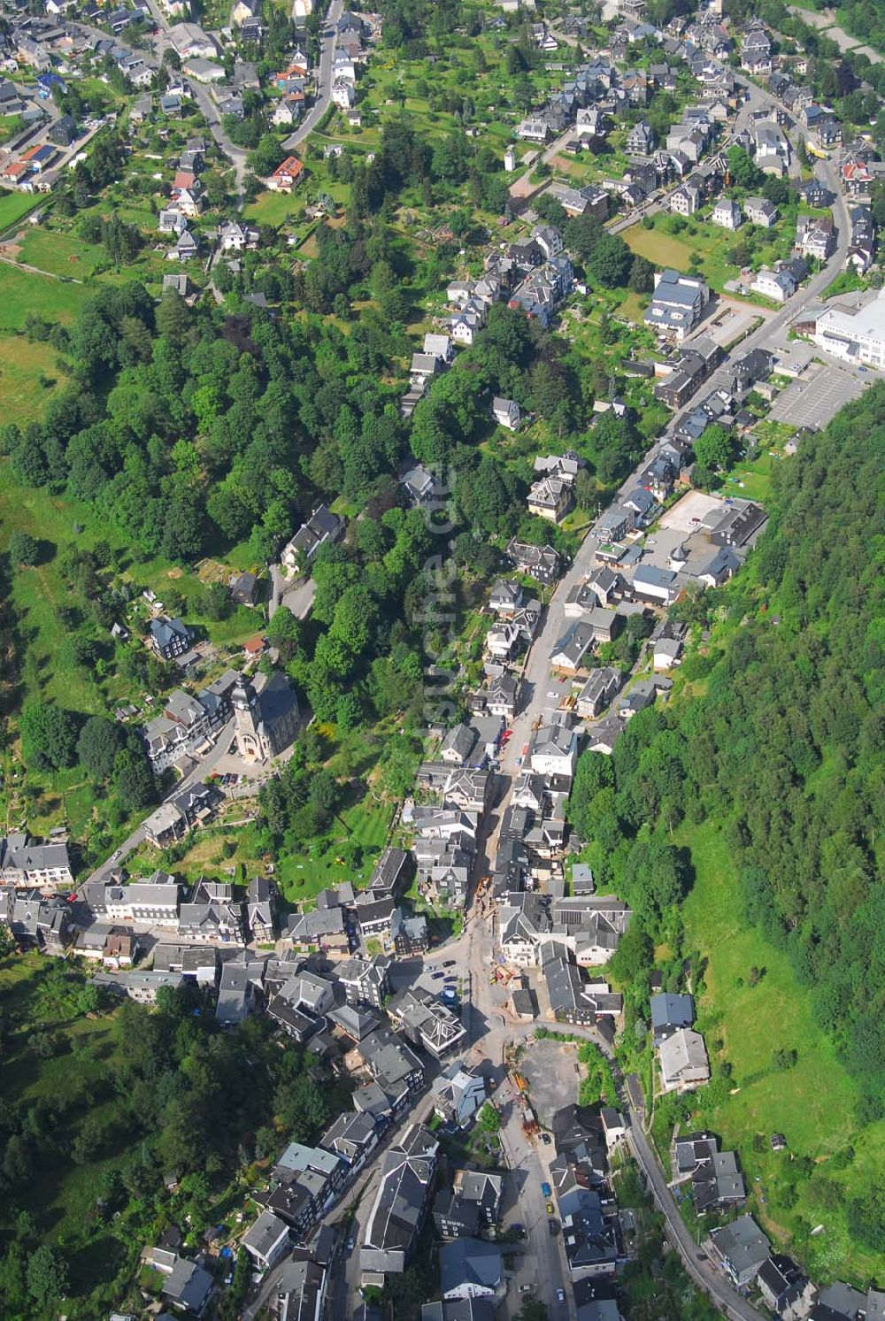 Luftaufnahme Lauscha (Thüringen) - Blick auf die Bahnhofstraße in Lauscha im Thüringer Wald