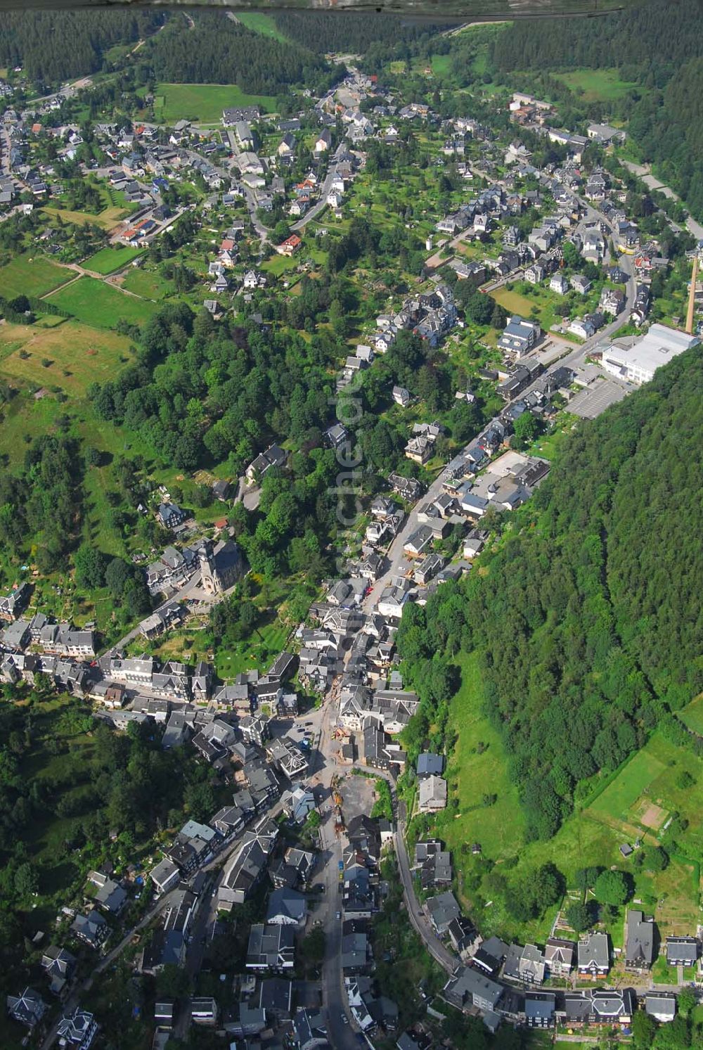 Lauscha (Thüringen) von oben - Blick auf die Bahnhofstraße in Lauscha im Thüringer Wald