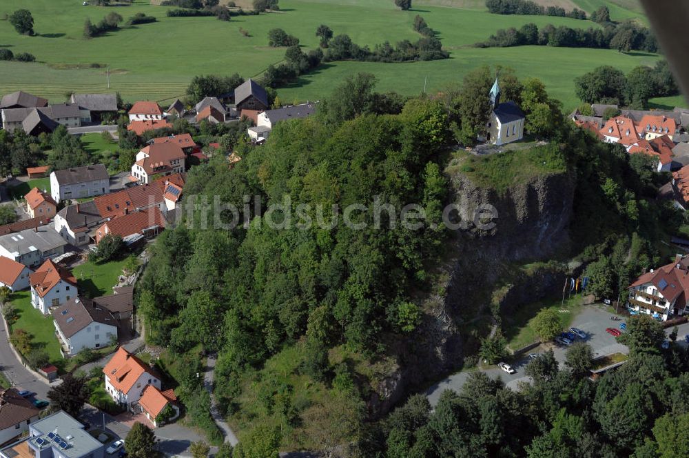 Parkstein aus der Vogelperspektive: Blick auf den Basaltkegel mit der Kapelle