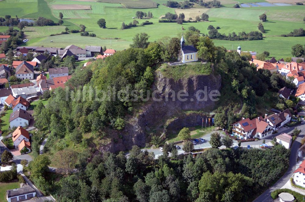 Luftbild Parkstein - Blick auf den Basaltkegel mit der Kapelle