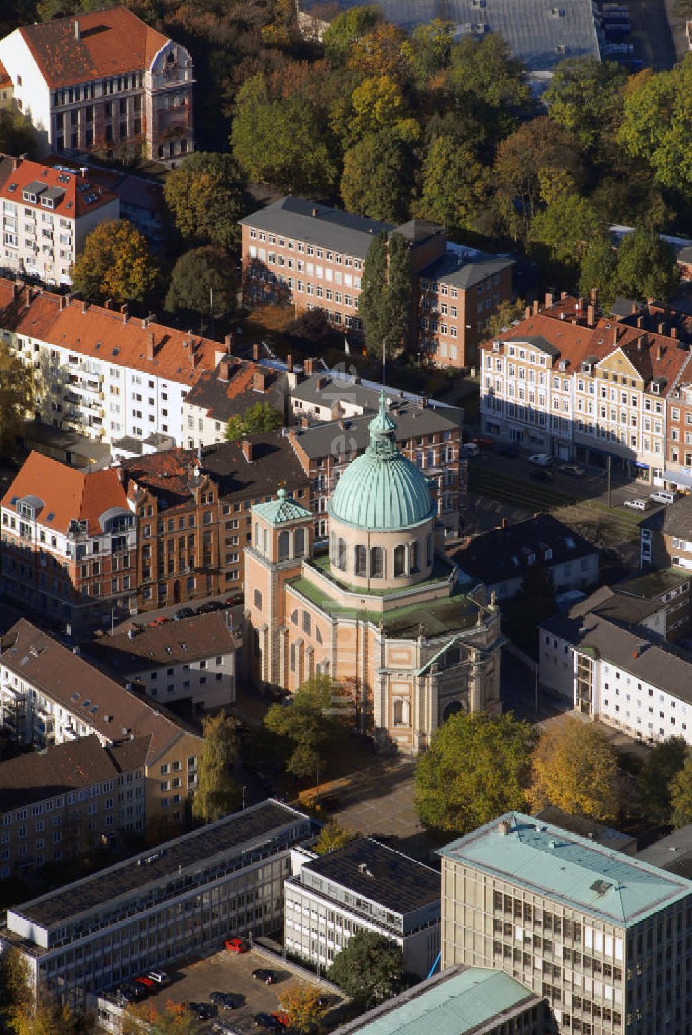 Hannover aus der Vogelperspektive: Blick auf die Basilika St. Clemens in Hannover-Calenberger Neustadt