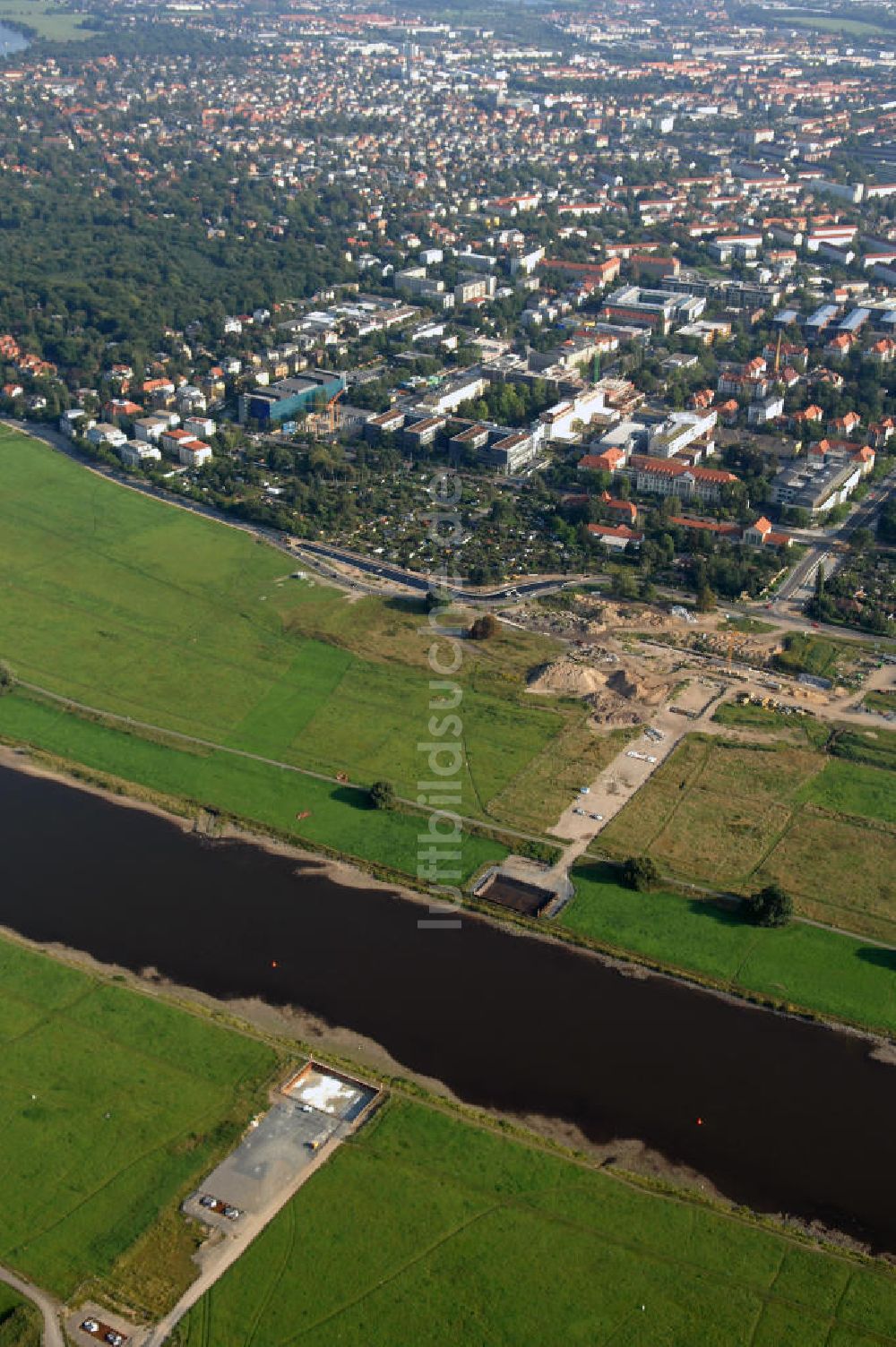 DRESDEN aus der Vogelperspektive: Blick auf die im Bau befindliche Waldschlösschenbrücke