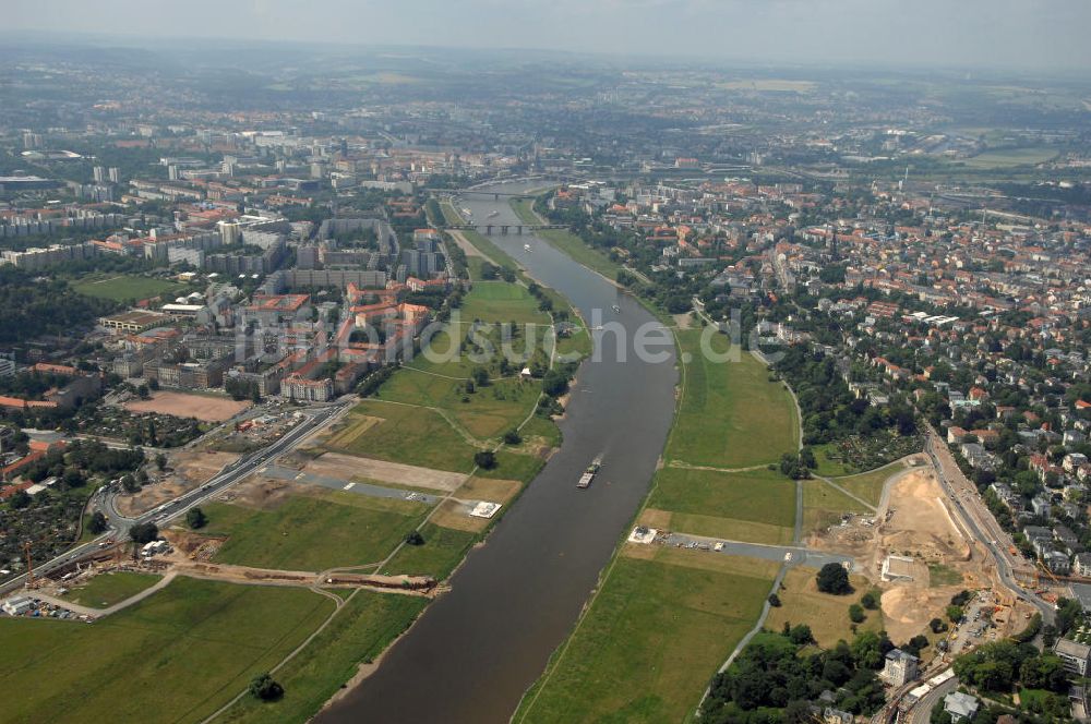 Dresden aus der Vogelperspektive: Blick auf die im Bau befindliche Waldschlösschenbrücke in Dresden