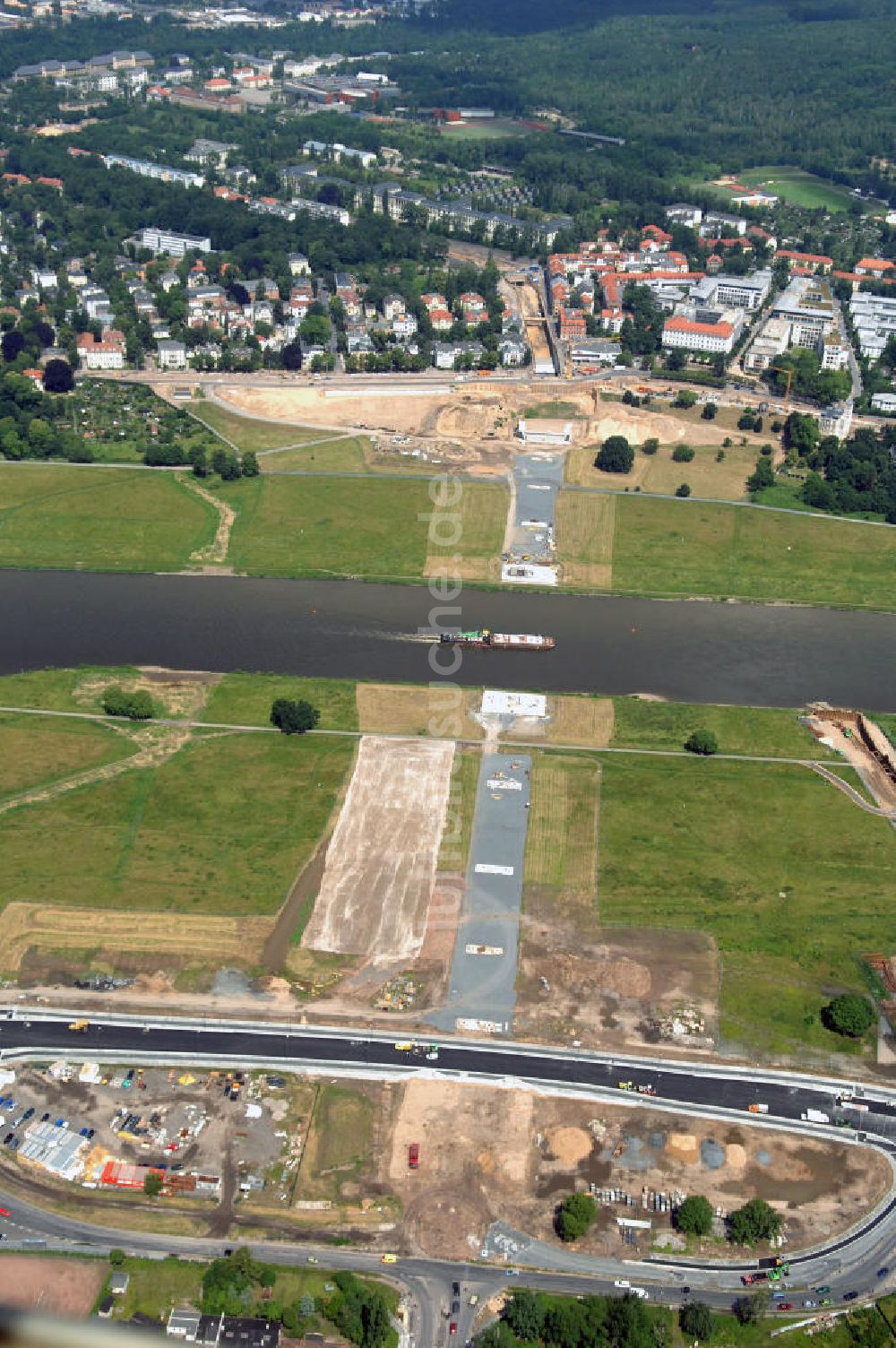 Dresden von oben - Blick auf die im Bau befindliche Waldschlösschenbrücke in Dresden