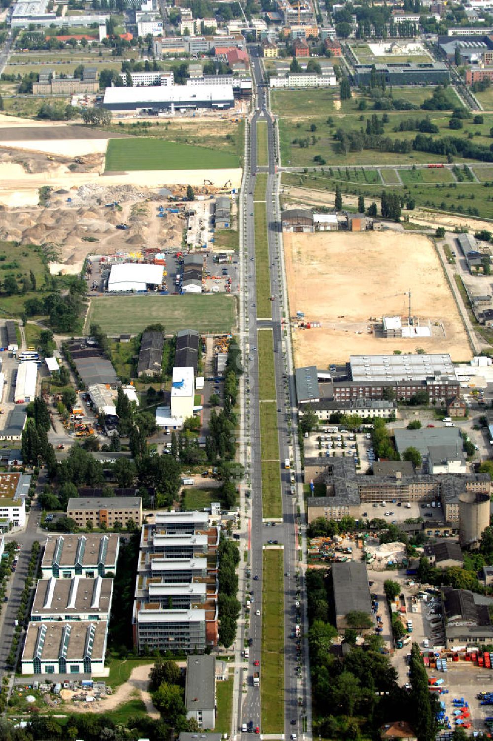 Luftaufnahme Berlin - Blick auf den Bau von Hallen und Büroräumen am Groß-Berliner Damm in Berlin-Adlershof