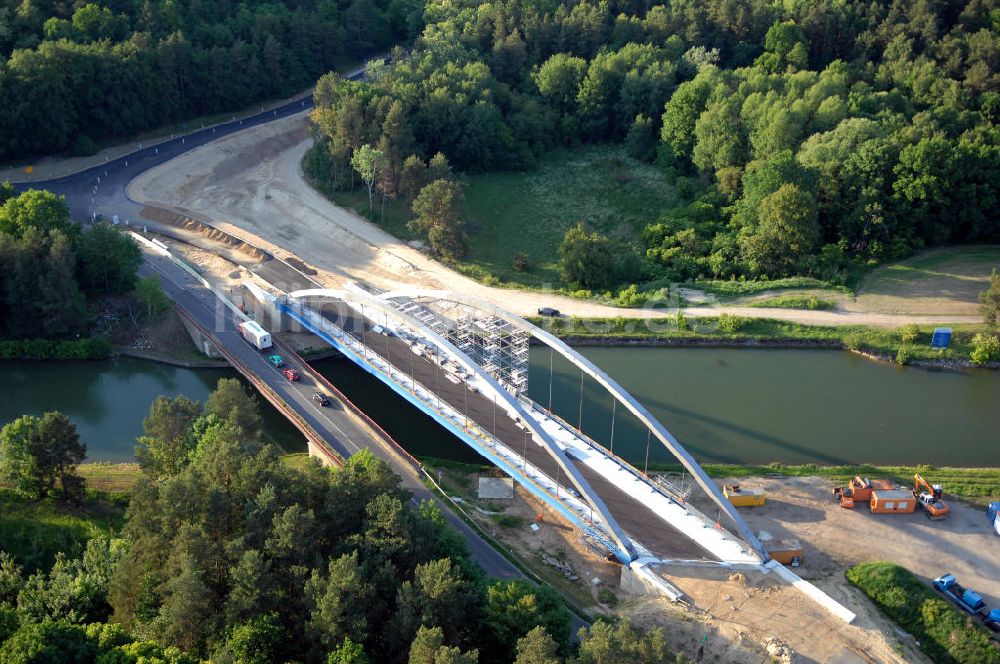 Luftbild Langer Grund - Blick auf die Bauarbeiten der neuen Kaiserwegbrücke in Schorfheide