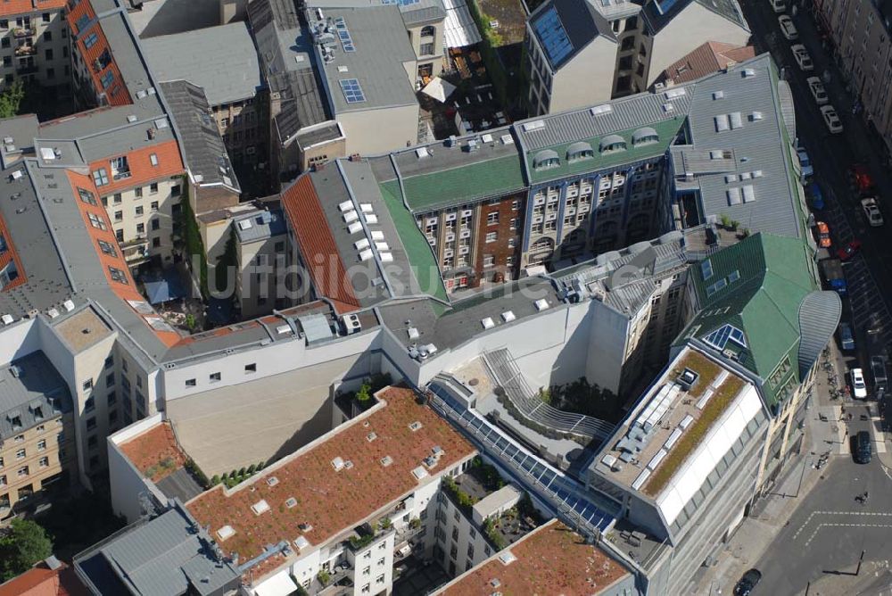 Berlin aus der Vogelperspektive: Blick auf das Baudenkmal der Hackeschen Höfe am Hackeschen Markt in der Spandauer Vorstadt im Zentrum der deutschen Hauptstadt Berlin