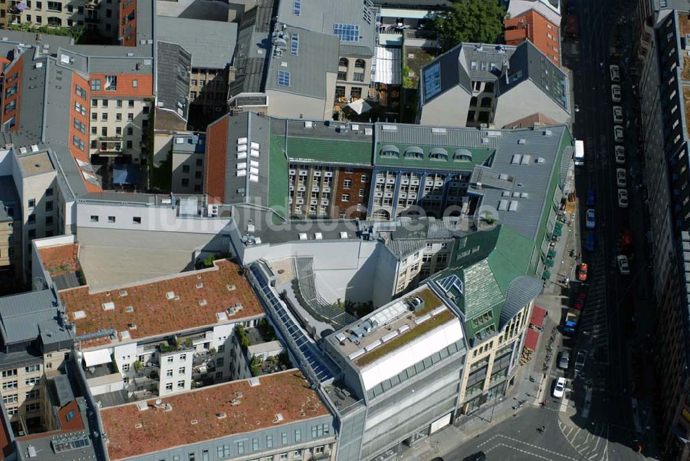 Luftaufnahme Berlin - Blick auf das Baudenkmal der Hackeschen Höfe am Hackeschen Markt in der Spandauer Vorstadt im Zentrum der deutschen Hauptstadt Berlin