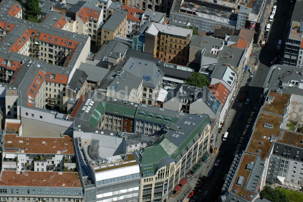 Berlin von oben - Blick auf das Baudenkmal der Hackeschen Höfe am Hackeschen Markt in der Spandauer Vorstadt im Zentrum der deutschen Hauptstadt Berlin