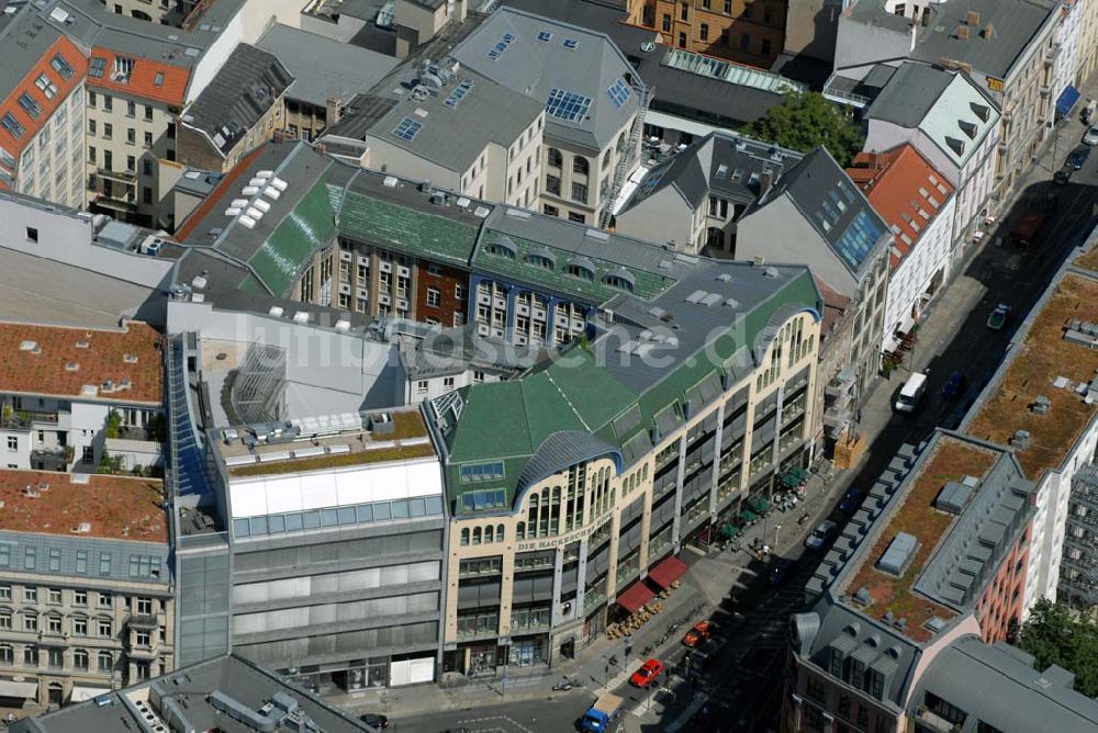 Berlin aus der Vogelperspektive: Blick auf das Baudenkmal der Hackeschen Höfe am Hackeschen Markt in der Spandauer Vorstadt im Zentrum der deutschen Hauptstadt Berlin