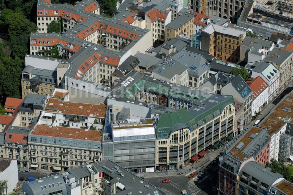 Luftbild Berlin - Blick auf das Baudenkmal der Hackeschen Höfe am Hackeschen Markt in der Spandauer Vorstadt im Zentrum der deutschen Hauptstadt Berlin