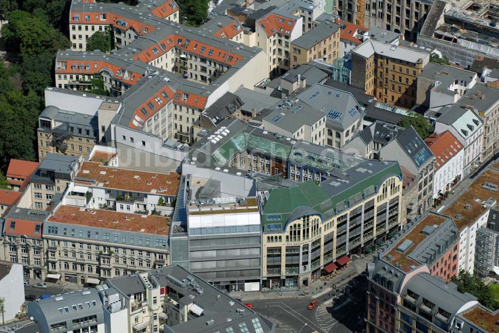 Luftaufnahme Berlin - Blick auf das Baudenkmal der Hackeschen Höfe am Hackeschen Markt in der Spandauer Vorstadt im Zentrum der deutschen Hauptstadt Berlin