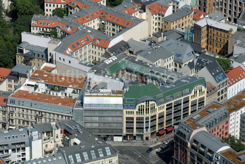 Berlin von oben - Blick auf das Baudenkmal der Hackeschen Höfe am Hackeschen Markt in der Spandauer Vorstadt im Zentrum der deutschen Hauptstadt Berlin