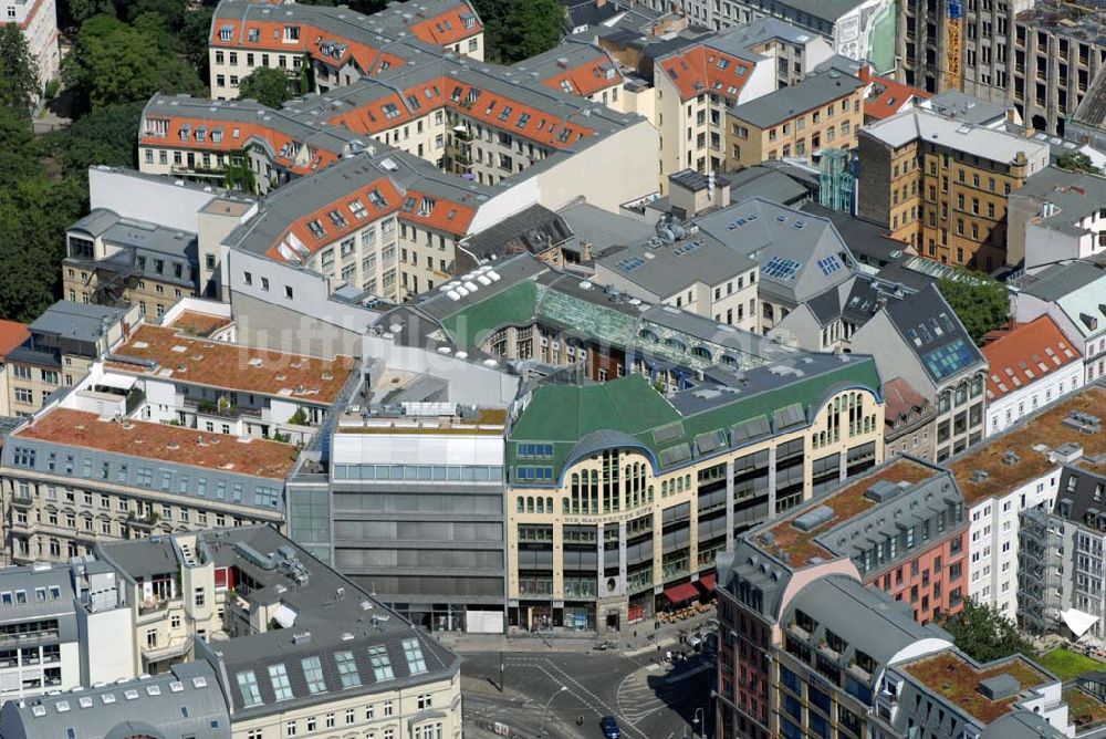 Berlin aus der Vogelperspektive: Blick auf das Baudenkmal der Hackeschen Höfe am Hackeschen Markt in der Spandauer Vorstadt im Zentrum der deutschen Hauptstadt Berlin