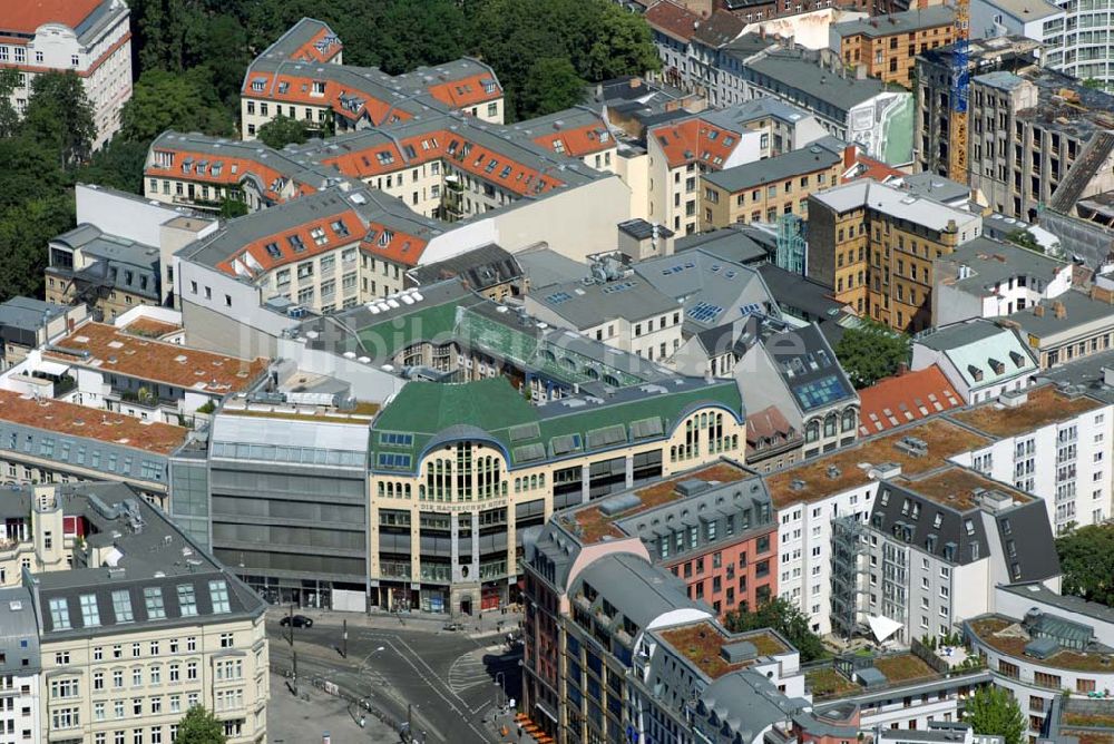 Luftbild Berlin - Blick auf das Baudenkmal der Hackeschen Höfe am Hackeschen Markt in der Spandauer Vorstadt im Zentrum der deutschen Hauptstadt Berlin