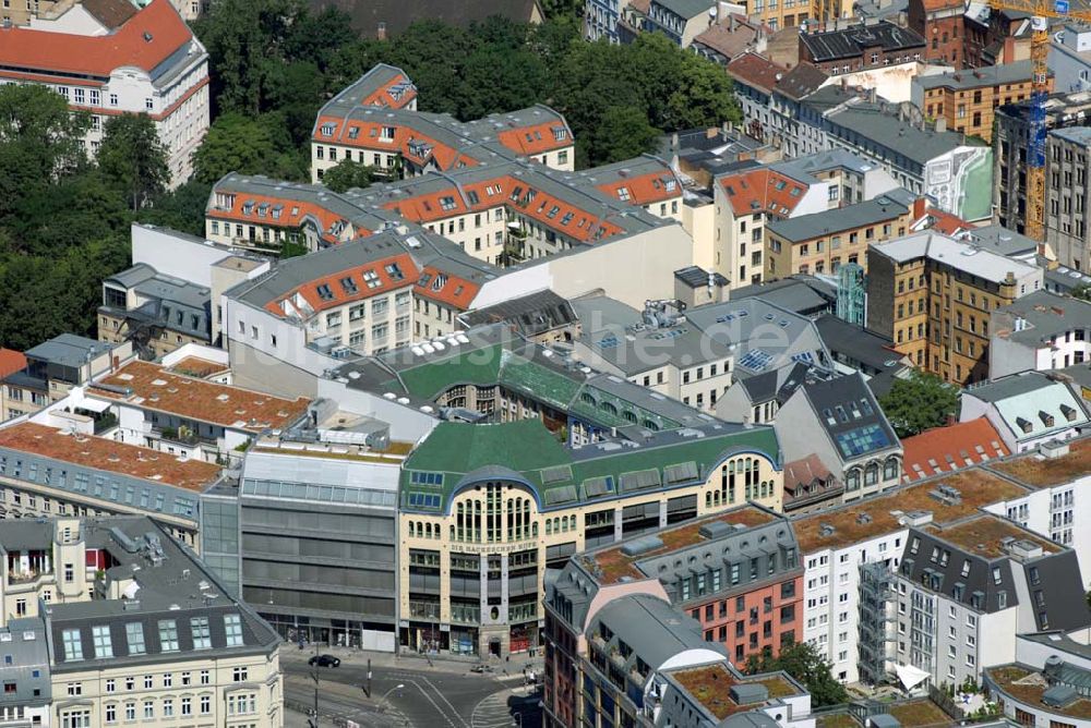 Luftaufnahme Berlin - Blick auf das Baudenkmal der Hackeschen Höfe am Hackeschen Markt in der Spandauer Vorstadt im Zentrum der deutschen Hauptstadt Berlin