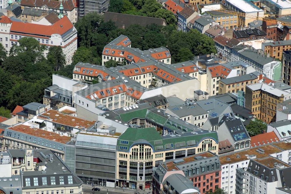 Berlin von oben - Blick auf das Baudenkmal der Hackeschen Höfe am Hackeschen Markt in der Spandauer Vorstadt im Zentrum der deutschen Hauptstadt Berlin