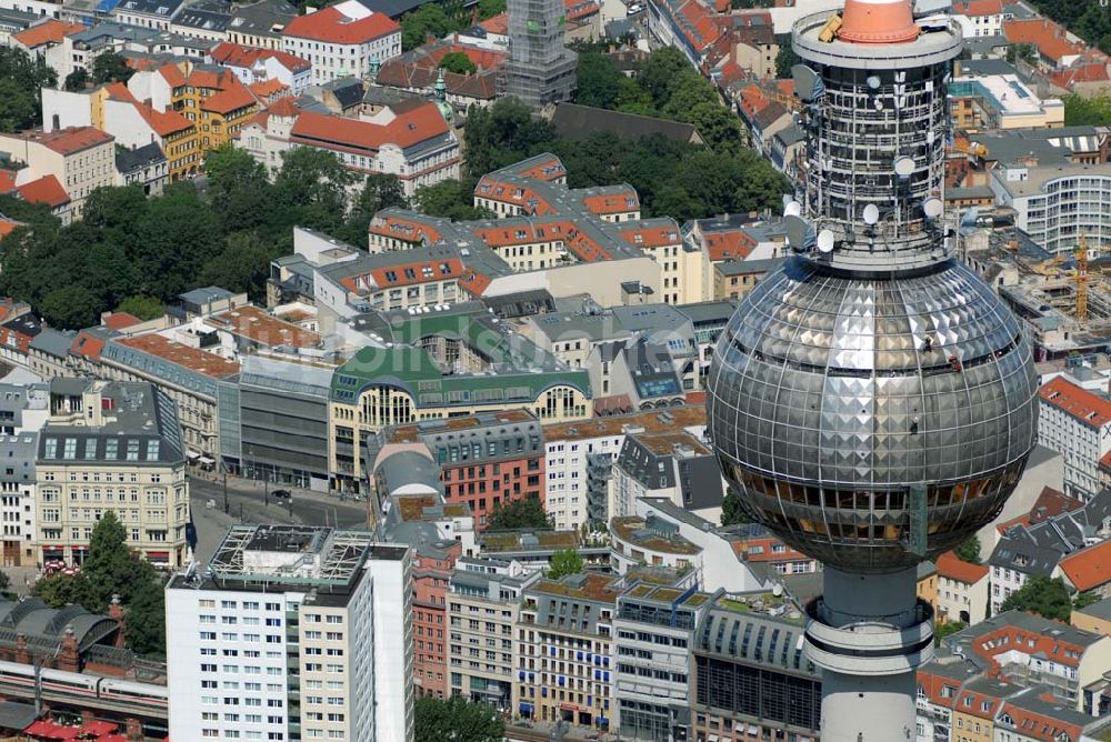 Berlin aus der Vogelperspektive: Blick auf das Baudenkmal der Hackeschen Höfe am Hackeschen Markt in der Spandauer Vorstadt im Zentrum der deutschen Hauptstadt Berlin