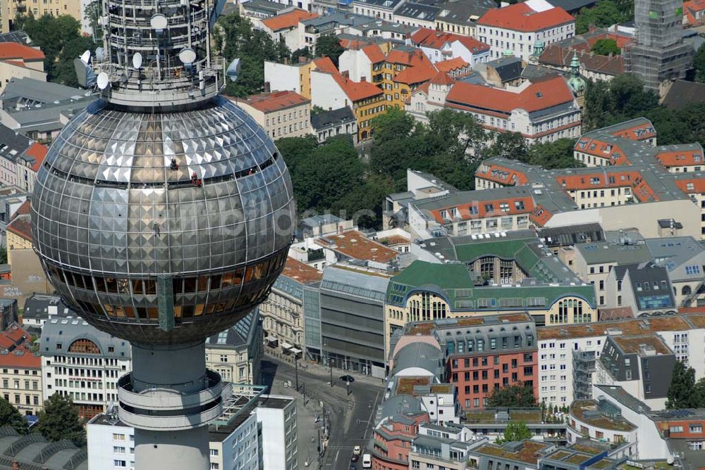 Luftbild Berlin - Blick auf das Baudenkmal der Hackeschen Höfe am Hackeschen Markt in der Spandauer Vorstadt im Zentrum der deutschen Hauptstadt Berlin