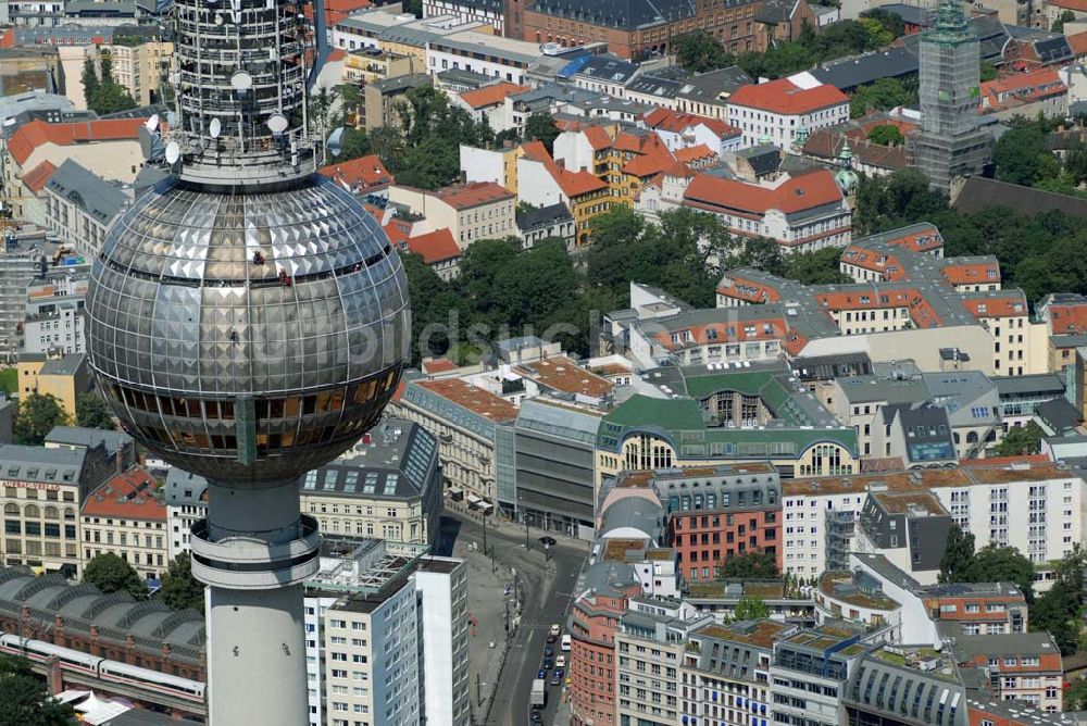 Luftaufnahme Berlin - Blick auf das Baudenkmal der Hackeschen Höfe am Hackeschen Markt in der Spandauer Vorstadt im Zentrum der deutschen Hauptstadt Berlin