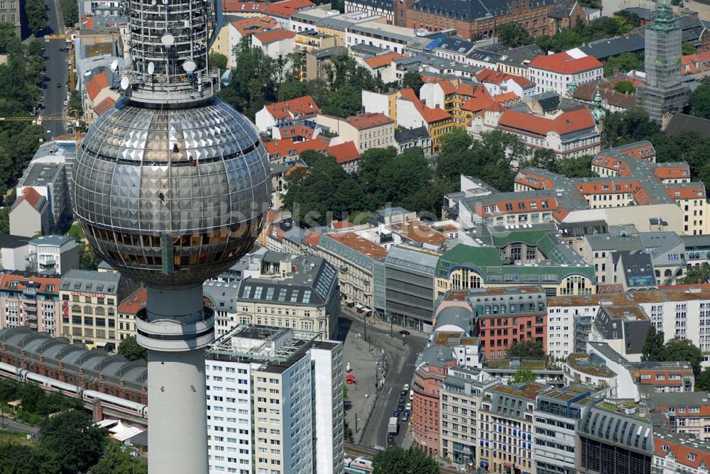 Berlin von oben - Blick auf das Baudenkmal der Hackeschen Höfe am Hackeschen Markt in der Spandauer Vorstadt im Zentrum der deutschen Hauptstadt Berlin