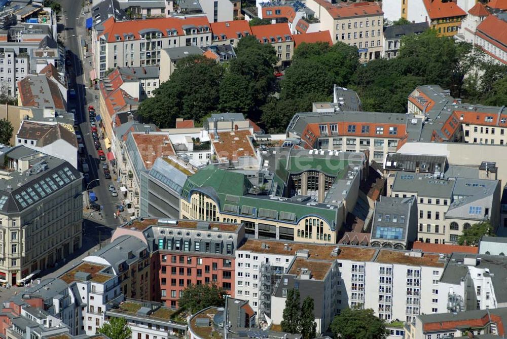 Berlin aus der Vogelperspektive: Blick auf das Baudenkmal der Hackeschen Höfe am Hackeschen Markt in der Spandauer Vorstadt im Zentrum der deutschen Hauptstadt Berlin