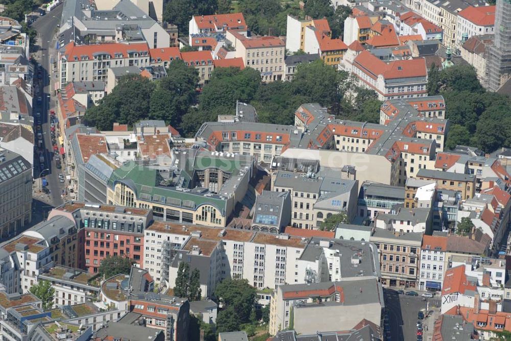 Luftbild Berlin - Blick auf das Baudenkmal der Hackeschen Höfe am Hackeschen Markt in der Spandauer Vorstadt im Zentrum der deutschen Hauptstadt Berlin