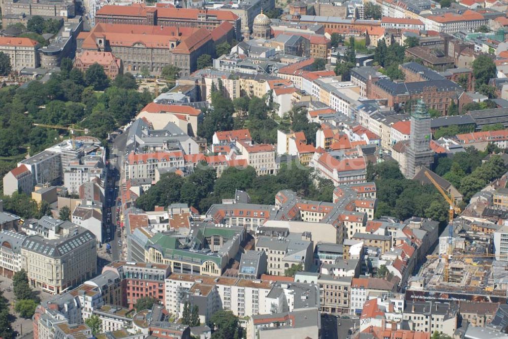 Luftaufnahme Berlin - Blick auf das Baudenkmal der Hackeschen Höfe am Hackeschen Markt in der Spandauer Vorstadt im Zentrum der deutschen Hauptstadt Berlin