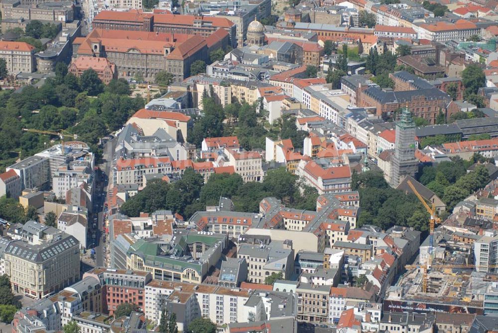 Berlin von oben - Blick auf das Baudenkmal der Hackeschen Höfe am Hackeschen Markt in der Spandauer Vorstadt im Zentrum der deutschen Hauptstadt Berlin