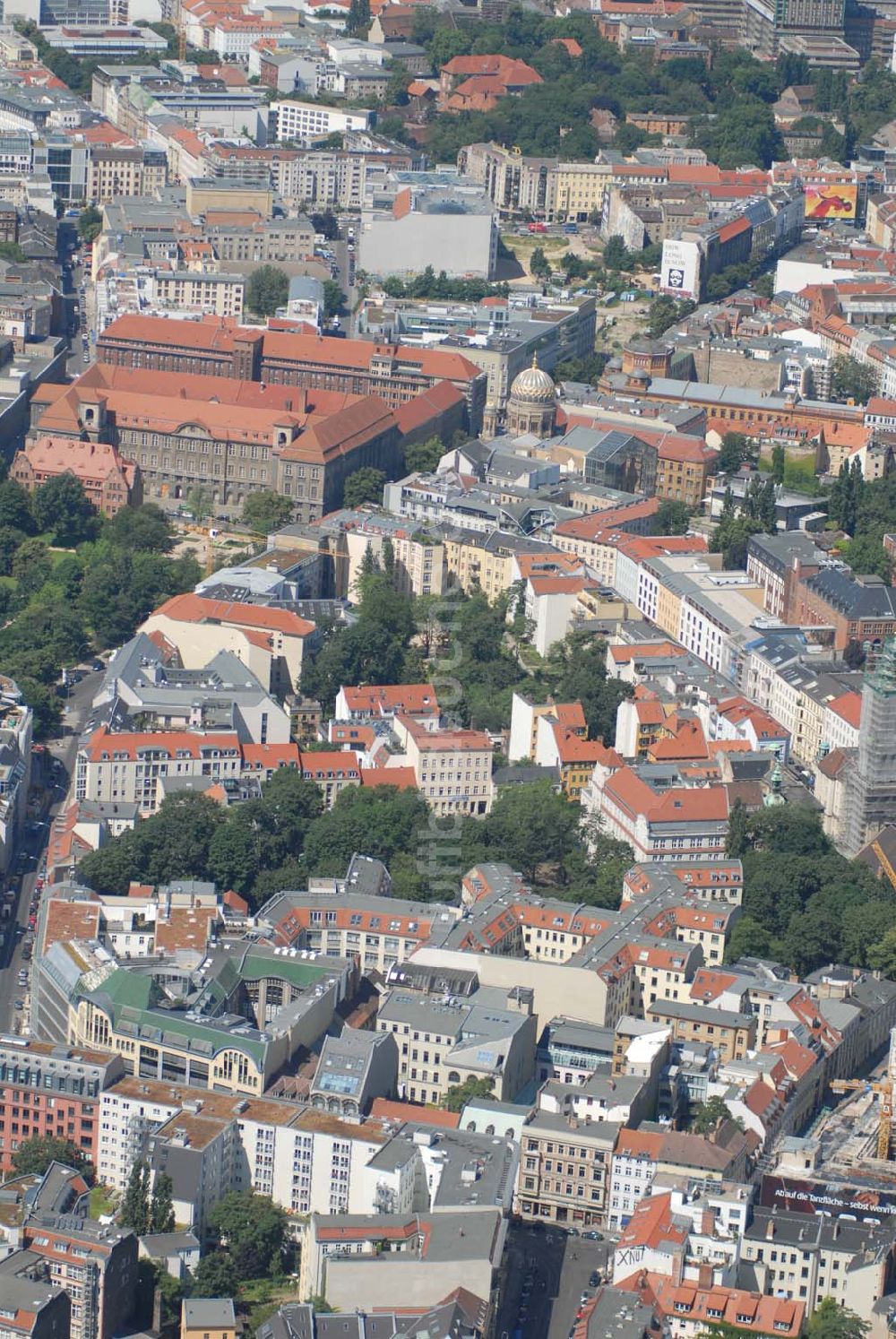 Berlin aus der Vogelperspektive: Blick auf das Baudenkmal der Hackeschen Höfe am Hackeschen Markt in der Spandauer Vorstadt im Zentrum der deutschen Hauptstadt Berlin