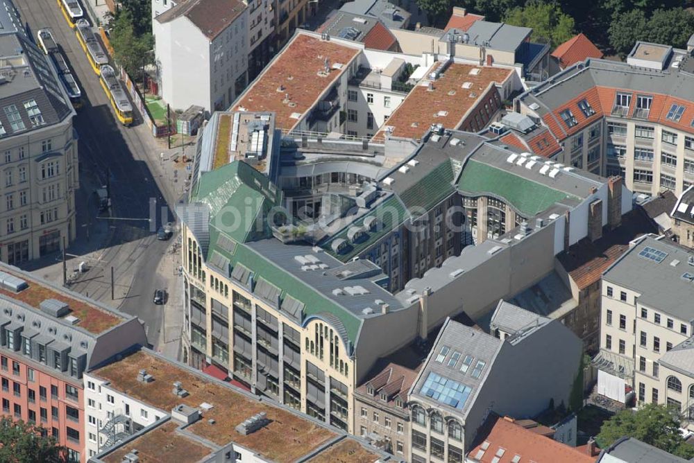 Luftbild Berlin - Blick auf das Baudenkmal der Hackeschen Höfe am Hackeschen Markt in der Spandauer Vorstadt im Zentrum der deutschen Hauptstadt Berlin