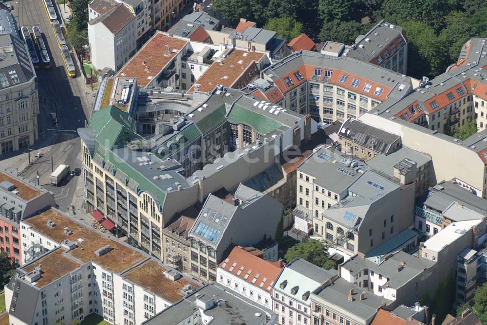 Luftaufnahme Berlin - Blick auf das Baudenkmal der Hackeschen Höfe am Hackeschen Markt in der Spandauer Vorstadt im Zentrum der deutschen Hauptstadt Berlin