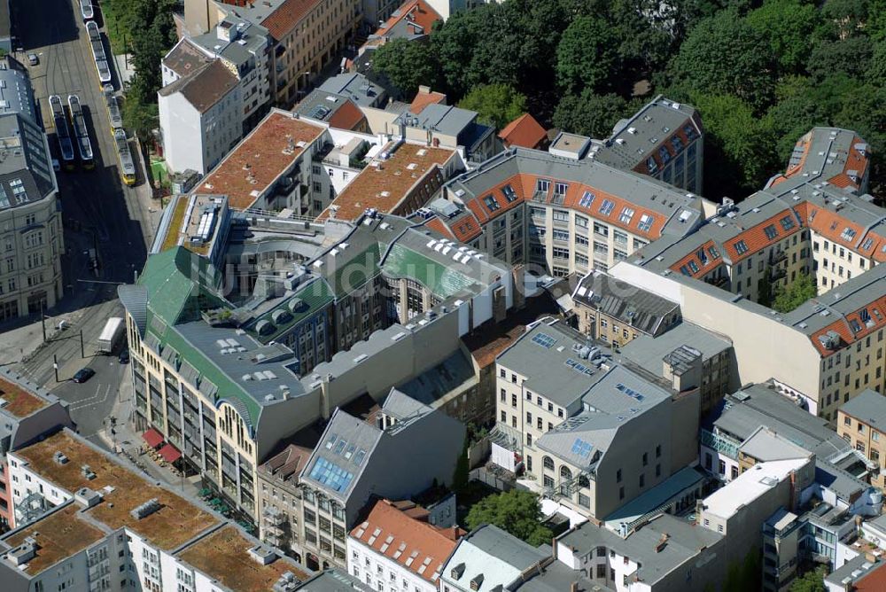 Berlin von oben - Blick auf das Baudenkmal der Hackeschen Höfe am Hackeschen Markt in der Spandauer Vorstadt im Zentrum der deutschen Hauptstadt Berlin