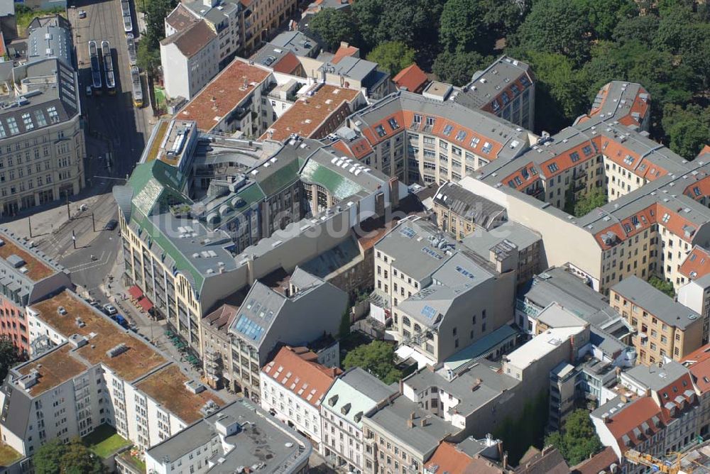 Berlin aus der Vogelperspektive: Blick auf das Baudenkmal der Hackeschen Höfe am Hackeschen Markt in der Spandauer Vorstadt im Zentrum der deutschen Hauptstadt Berlin