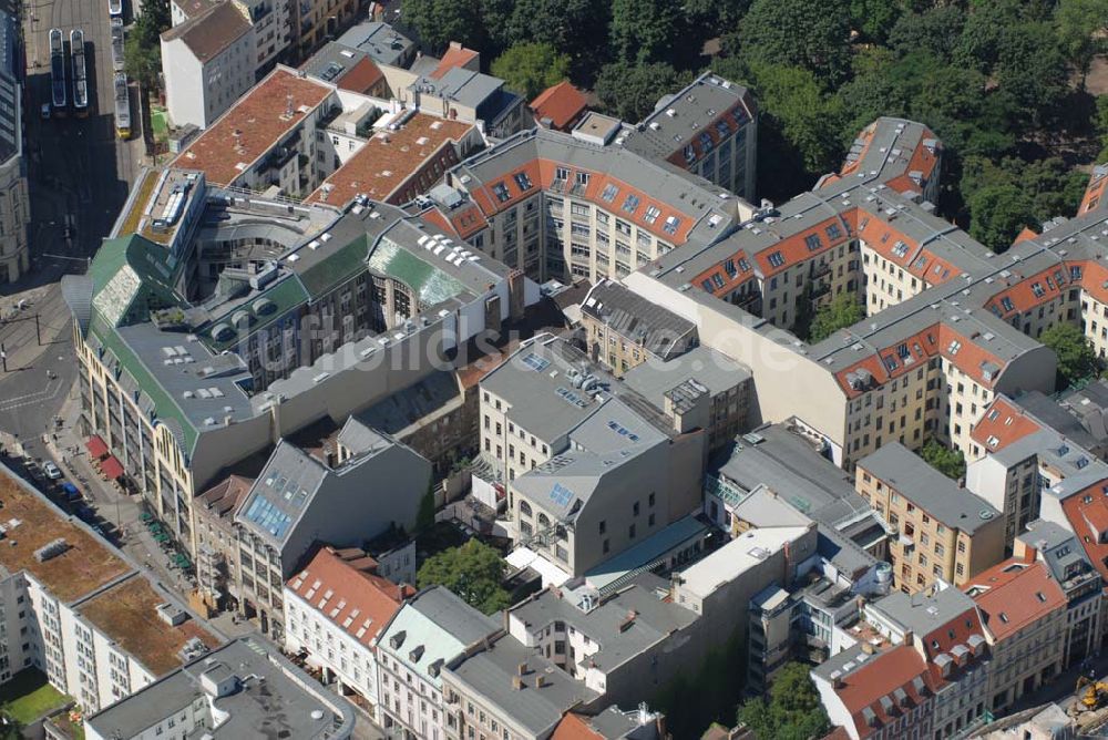 Luftbild Berlin - Blick auf das Baudenkmal der Hackeschen Höfe am Hackeschen Markt in der Spandauer Vorstadt im Zentrum der deutschen Hauptstadt Berlin