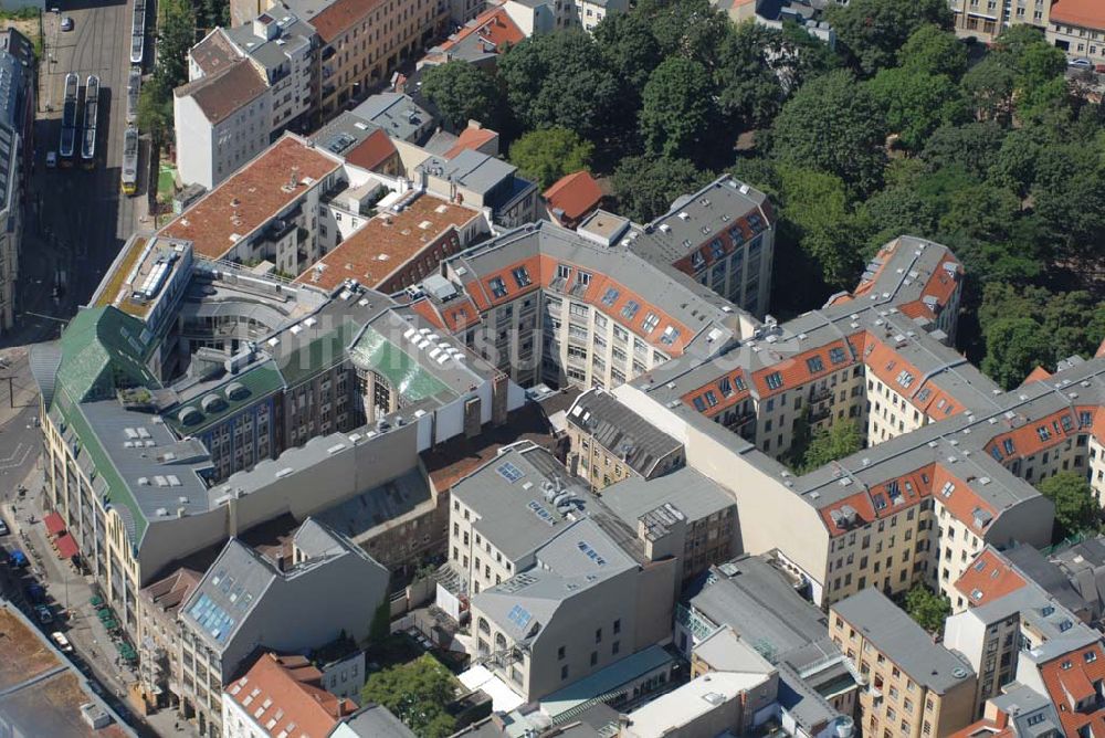 Luftaufnahme Berlin - Blick auf das Baudenkmal der Hackeschen Höfe am Hackeschen Markt in der Spandauer Vorstadt im Zentrum der deutschen Hauptstadt Berlin