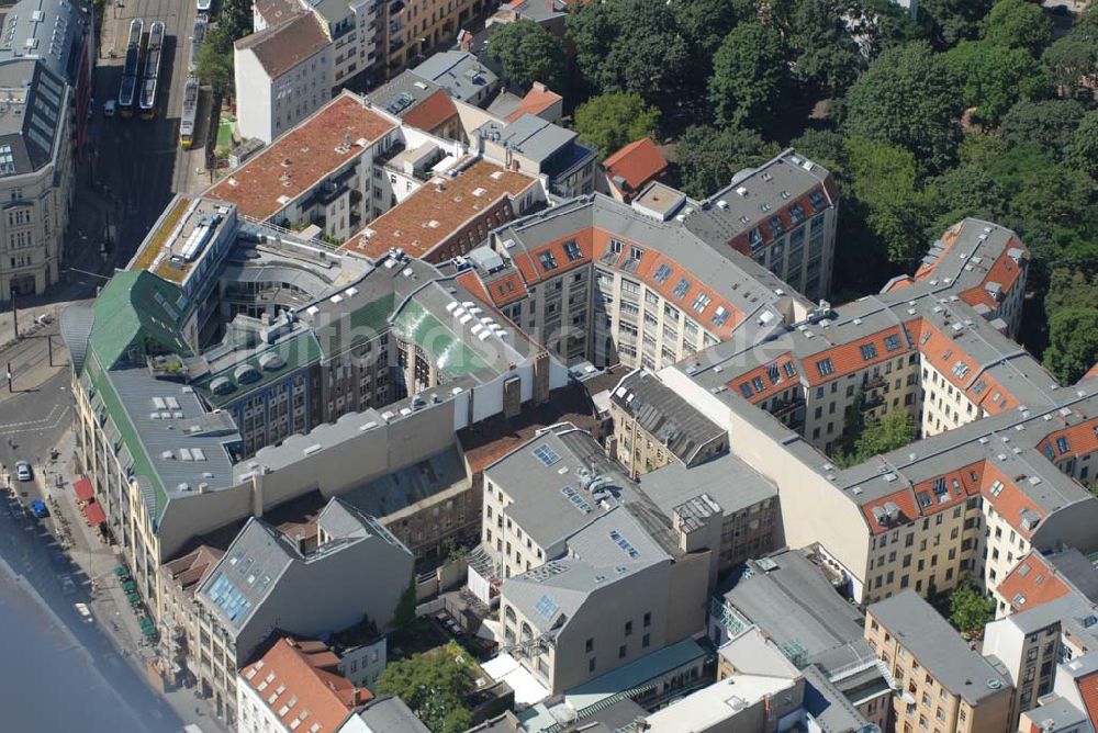 Berlin von oben - Blick auf das Baudenkmal der Hackeschen Höfe am Hackeschen Markt in der Spandauer Vorstadt im Zentrum der deutschen Hauptstadt Berlin